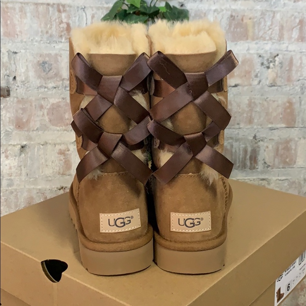 NIB  Womens UGG Bailey Bow 2 Short Boot Chestnut - Picture 5 of 7